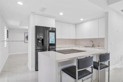 House in Miami, Florida 4 bedrooms, 252.69 sq.m. № 2040997 - photo 10