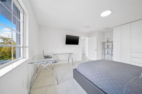 House in Miami, Florida 4 bedrooms, 252.69 sq.m. № 2040997 - photo 18