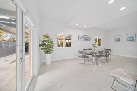 House in Miami, Florida 4 bedrooms, 252.69 sq.m. № 2040997 - photo 5