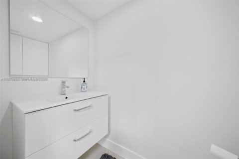 House in Miami, Florida 4 bedrooms, 252.69 sq.m. № 2040997 - photo 25