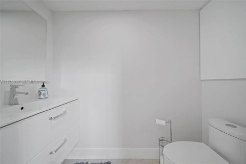 House in Miami, Florida 4 bedrooms, 252.69 sq.m. № 2040997 - photo 24