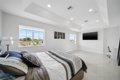 House in Miami, Florida 4 bedrooms, 252.69 sq.m. № 2040997 - photo 17
