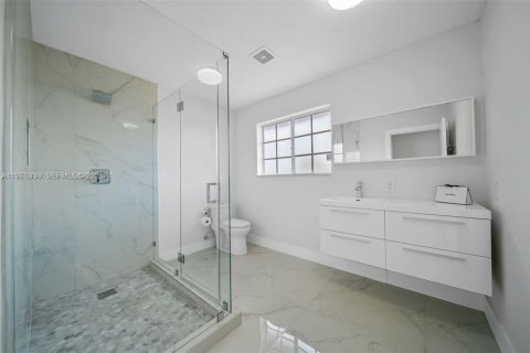 House in Miami, Florida 4 bedrooms, 252.69 sq.m. № 2040997 - photo 15