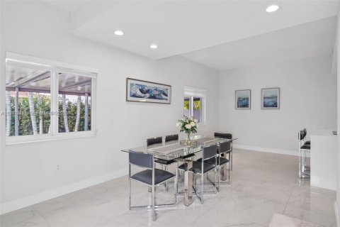 House in Miami, Florida 4 bedrooms, 252.69 sq.m. № 2040997 - photo 6