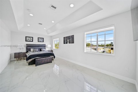 House in Miami, Florida 4 bedrooms, 252.69 sq.m. № 2040997 - photo 14