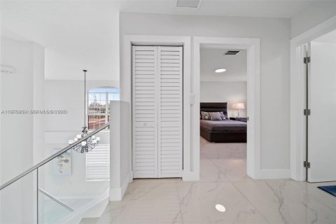 House in Miami, Florida 4 bedrooms, 252.69 sq.m. № 2040997 - photo 8