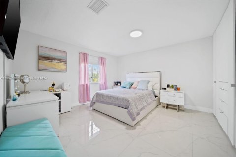 House in Miami, Florida 4 bedrooms, 252.69 sq.m. № 2040997 - photo 26
