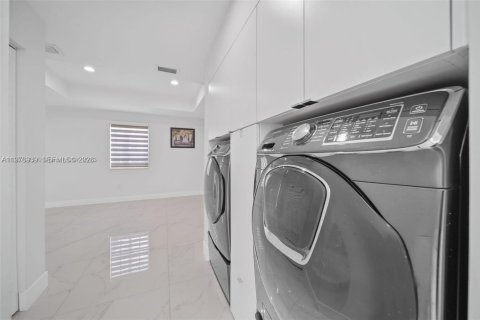 House in Miami, Florida 4 bedrooms, 252.69 sq.m. № 2040997 - photo 27