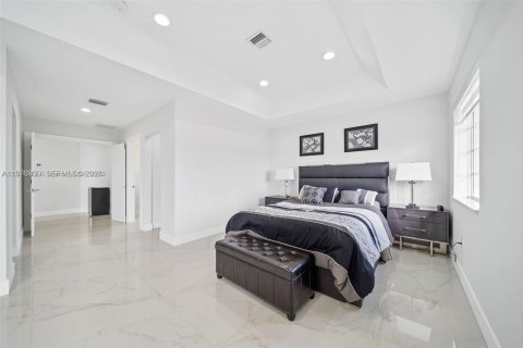 House in Miami, Florida 4 bedrooms, 252.69 sq.m. № 2040997 - photo 16