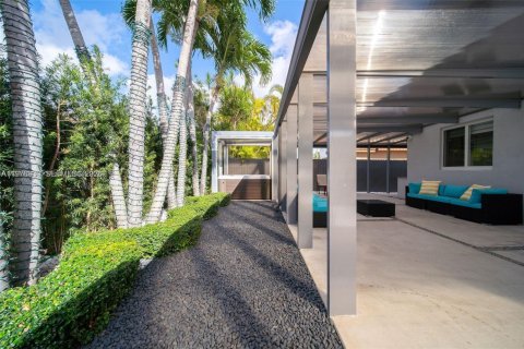 House in Miami, Florida 4 bedrooms, 252.69 sq.m. № 2040997 - photo 30