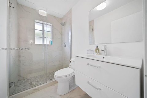 House in Miami, Florida 4 bedrooms, 252.69 sq.m. № 2040997 - photo 21