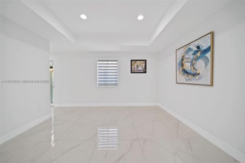 House in Miami, Florida 4 bedrooms, 252.69 sq.m. № 2040997 - photo 23