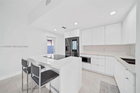 House in Miami, Florida 4 bedrooms, 252.69 sq.m. № 2040997 - photo 9