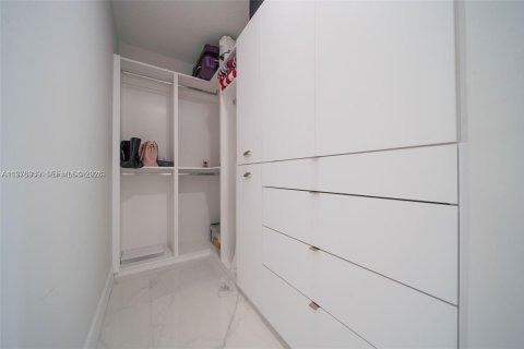 House in Miami, Florida 4 bedrooms, 252.69 sq.m. № 2040997 - photo 20