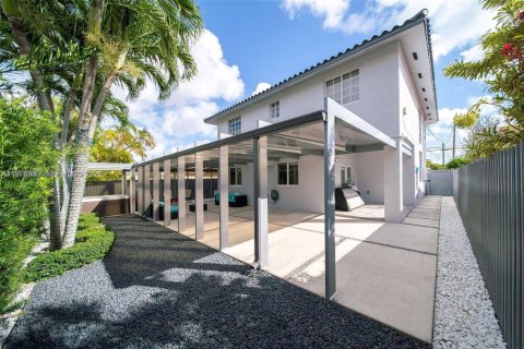 House in Miami, Florida 4 bedrooms, 252.69 sq.m. № 2040997 - photo 29