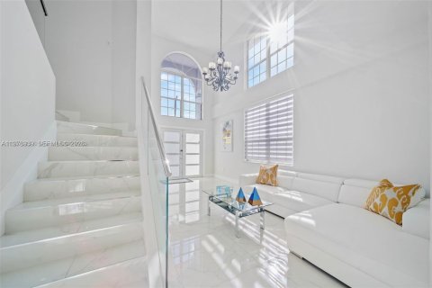 House in Miami, Florida 4 bedrooms, 252.69 sq.m. № 2040997 - photo 4
