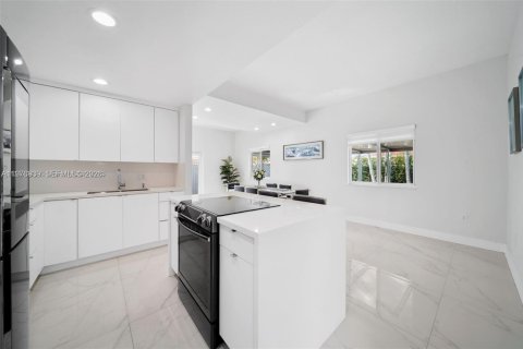 House in Miami, Florida 4 bedrooms, 252.69 sq.m. № 2040997 - photo 11
