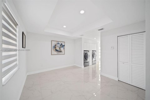 House in Miami, Florida 4 bedrooms, 252.69 sq.m. № 2040997 - photo 13