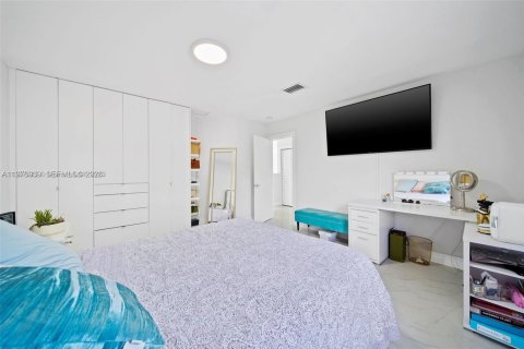 House in Miami, Florida 4 bedrooms, 252.69 sq.m. № 2040997 - photo 12