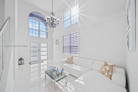 House in Miami, Florida 4 bedrooms, 252.69 sq.m. № 2040997 - photo 3