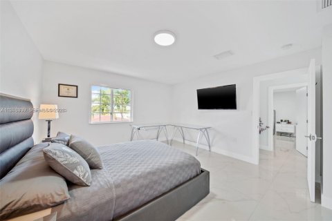 House in Miami, Florida 4 bedrooms, 252.69 sq.m. № 2040997 - photo 19