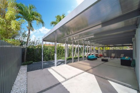 House in Miami, Florida 4 bedrooms, 252.69 sq.m. № 2040997 - photo 28