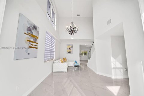House in Miami, Florida 4 bedrooms, 252.69 sq.m. № 2040997 - photo 2
