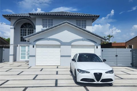 House in Miami, Florida 4 bedrooms, 252.69 sq.m. № 2040997