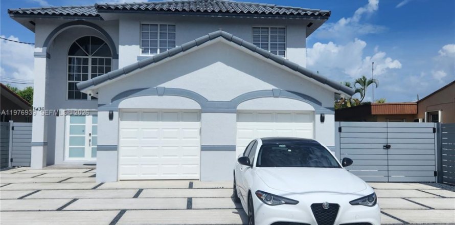 House in Miami, Florida 4 bedrooms, 252.69 sq.m. № 2040997