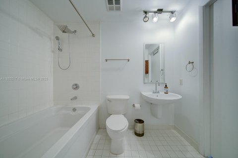 Купить кондоминиум в Майами, Флорида 1 спальня, 64.66м2, № 1857213 - фото 21