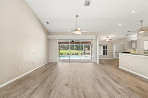 House in Weeki Wachee, Florida 3 bedrooms, 214.88 sq.m. № 2284863 - photo 7