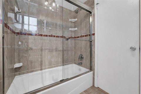 Condominio en venta en Hollywood, Florida, 2 dormitorios, 116.31 m2 № 2052367 - foto 16