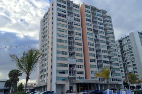Condominio en Hollywood, Florida, 2 dormitorios  № 2052367