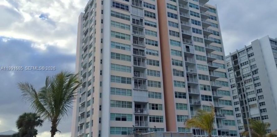 Condominio en Hollywood, Florida, 2 dormitorios  № 2052367