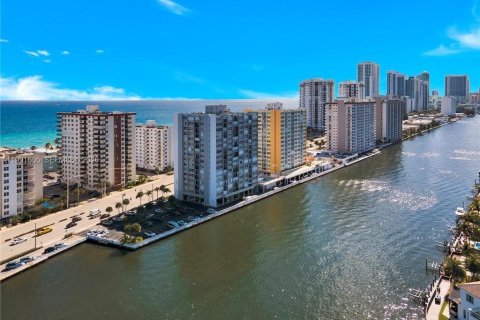 Condominio en venta en Hollywood, Florida, 2 dormitorios, 116.31 m2 № 2052367 - foto 2