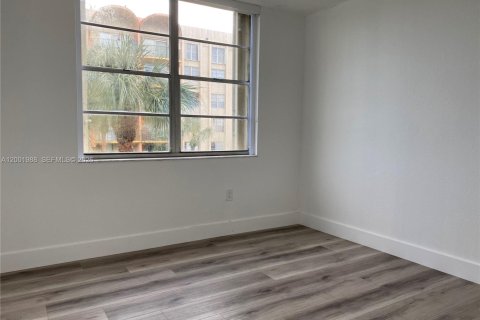 Condo in Miami, Florida, 2 bedrooms  № 2067557 - photo 12