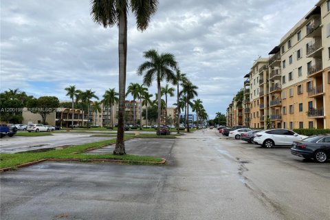 Condo in Miami, Florida, 2 bedrooms  № 2067557 - photo 28