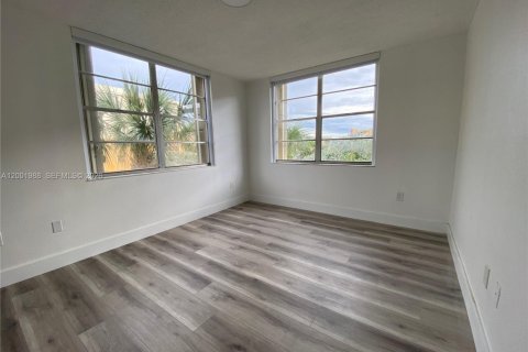 Condo in Miami, Florida, 2 bedrooms  № 2067557 - photo 9