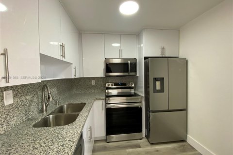 Condo in Miami, Florida, 2 bedrooms  № 2067557 - photo 2