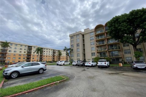 Condo in Miami, Florida, 2 bedrooms  № 2067557 - photo 23