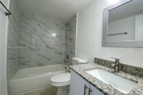 Condo in Miami, Florida, 2 bedrooms  № 2067557 - photo 15