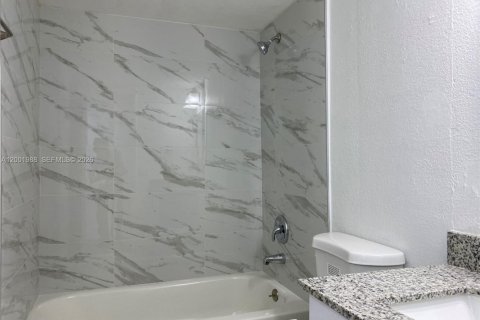 Condo in Miami, Florida, 2 bedrooms  № 2067557 - photo 13