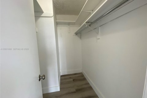 Condo in Miami, Florida, 2 bedrooms  № 2067557 - photo 11