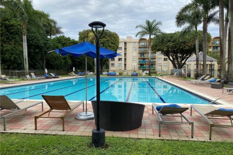 Condo in Miami, Florida, 2 bedrooms  № 2067557 - photo 16