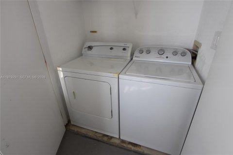 Condo in Oakland Park, Florida, 1 bedroom  № 2048036 - photo 8