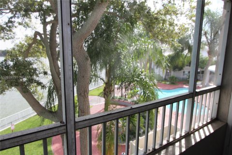 Condo in Oakland Park, Florida, 1 bedroom  № 2048036 - photo 9