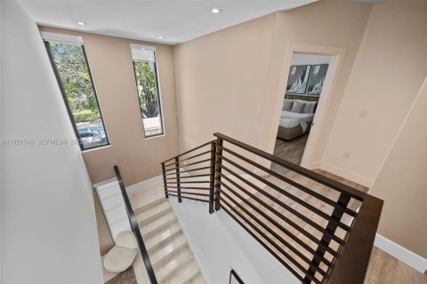 House in Miami Beach, Florida 5 bedrooms, 279.17 sq.m. № 1982855 - photo 29