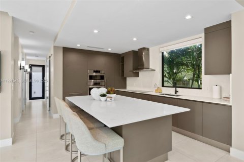 House in Miami Beach, Florida 5 bedrooms, 279.17 sq.m. № 1982855 - photo 9