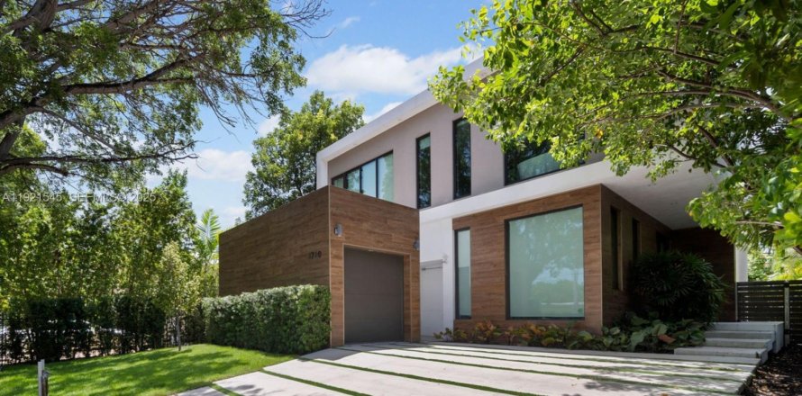 House in Miami Beach, Florida 5 bedrooms, 279.17 sq.m. № 1982855