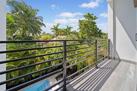 House in Miami Beach, Florida 5 bedrooms, 279.17 sq.m. № 1982855 - photo 25